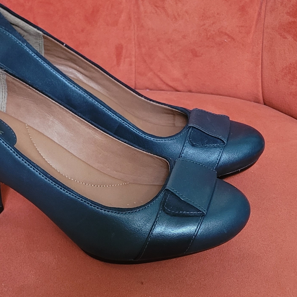 Clarks Artisan Navy Blue Leather Pumps Womens Size 6.5 Wide - Picture 2 of 11